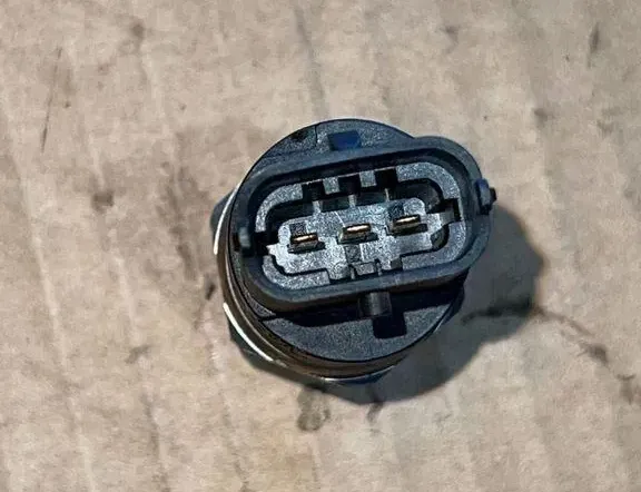 BMW 3 Series E46 (1997-2006) Датчик давления топлива 0281002475 33766415