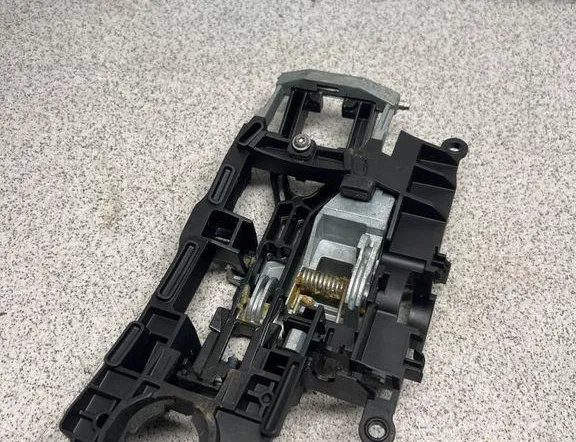 BMW 5 Series F10/F11 (2009-2017) Priekšējo labo durvju iekšējā roktura rāmis/kronšteins X4718722812 33768740