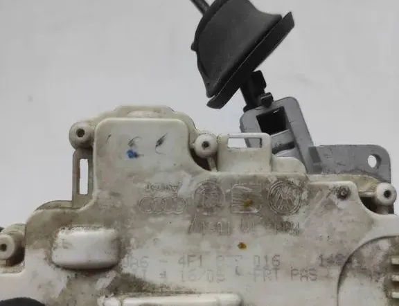 AUDI A6 C6/4F (2004-2011) Priekšējo labo durvju slēdzene 4F1837016 33238782