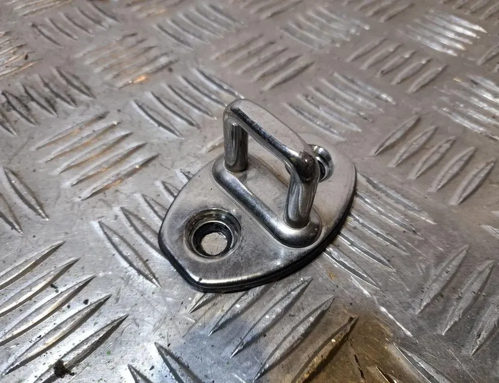 VOLKSWAGEN Passat B7 (2010-2015) Bagāžas nodalījuma bagāžnieka fiksators 3C0837033C 33407974