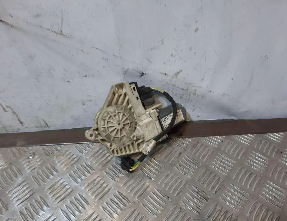 AUDI A6 C6/4F (2004-2011) Priekšējo kreiso durvju logu pacēlāja motorīts 4F0959801D 33408101