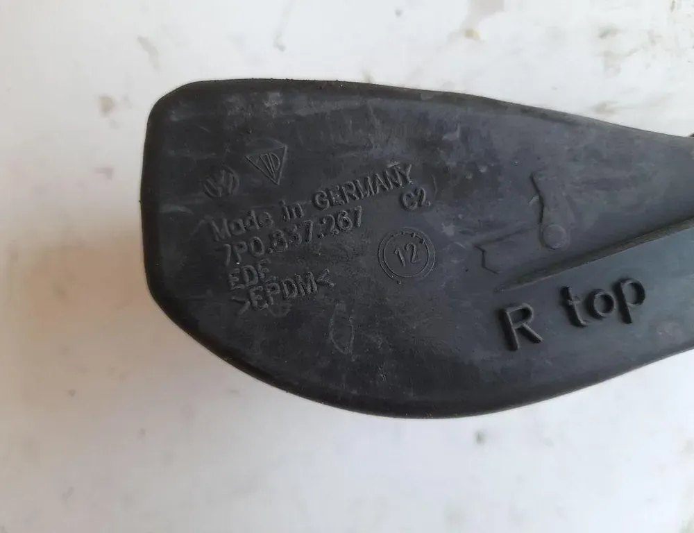 VOLKSWAGEN Touareg 2 generation (2010-2018) Ограничитель задней левой двери 33411296