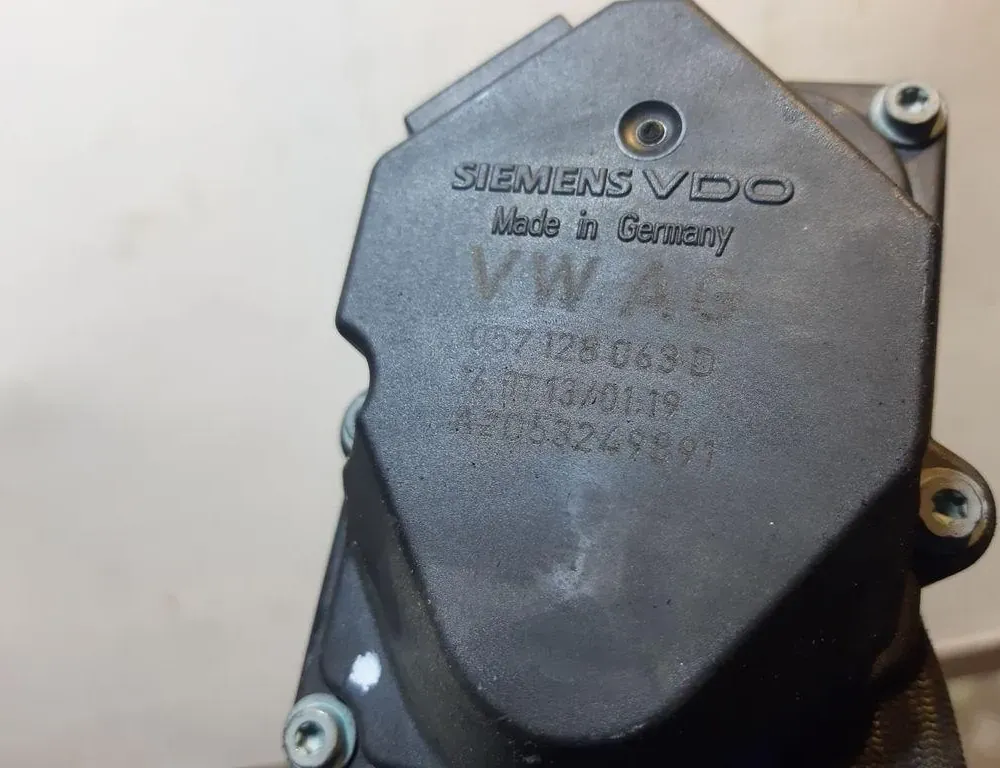 AUDI Q5 8R (2008-2017) Дроссельная заслонка 057128063D 33413453