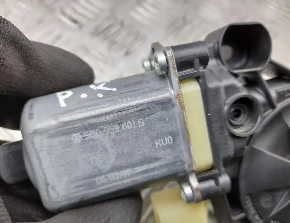 PORSCHE Macan 1 generation (2013-2023) Priekšējo kreiso durvju logu pacēlāja motorīts 5Q0959801B 33426903