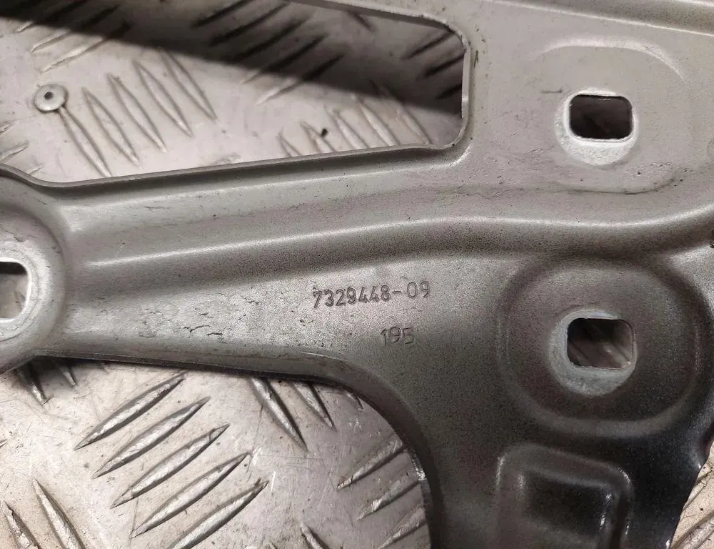 MERCEDES-BENZ E-Class W212/S212/C207/A207 (2009-2016) Priekšējā labā spārna kronšteins 7329448 33436179