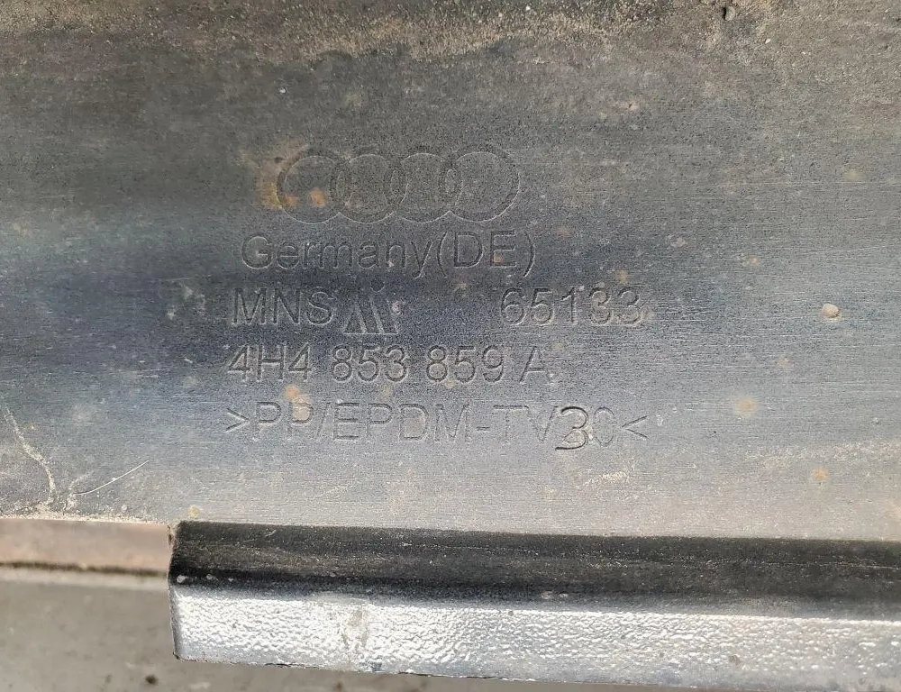 AUDI A8 D2/4D (1994-2002) Left Side Plastic Sideskirt Cover 4H4853859A 33447674