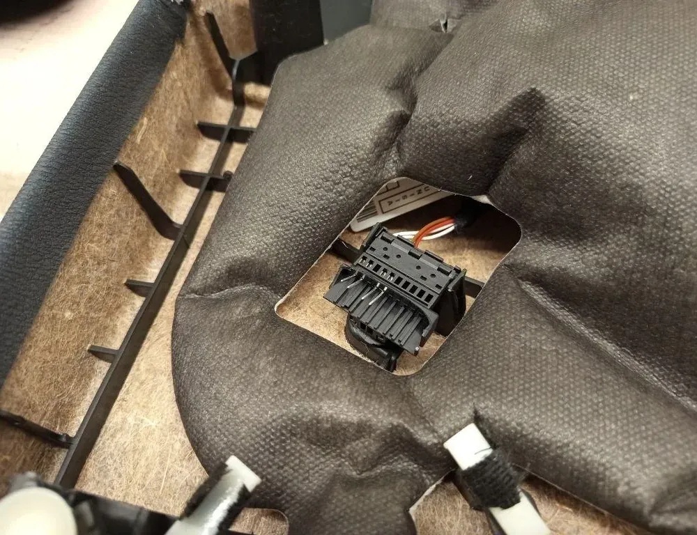 BMW X1 F48/F49 (2015-2023) Обшивка задней правой двери 33466037