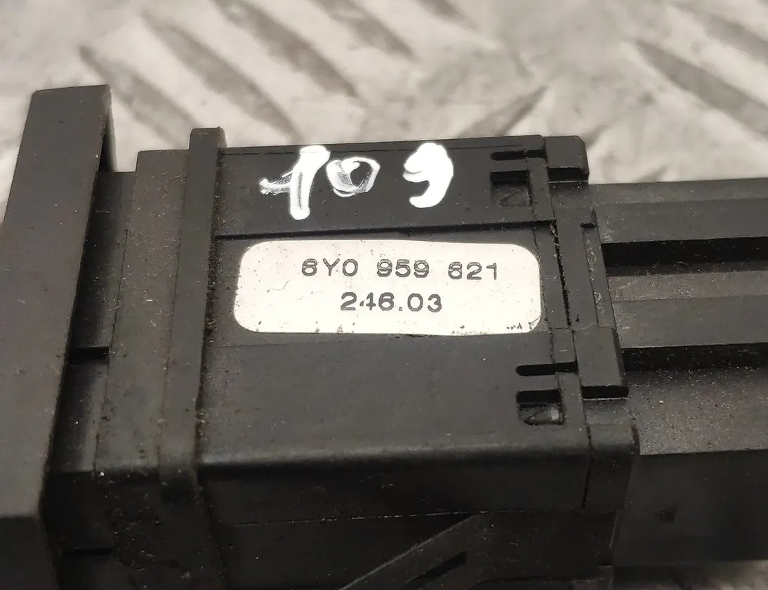 SKODA Fabia 6Y (1999-2007) Rear window heating switch 6Y0959621 13841666