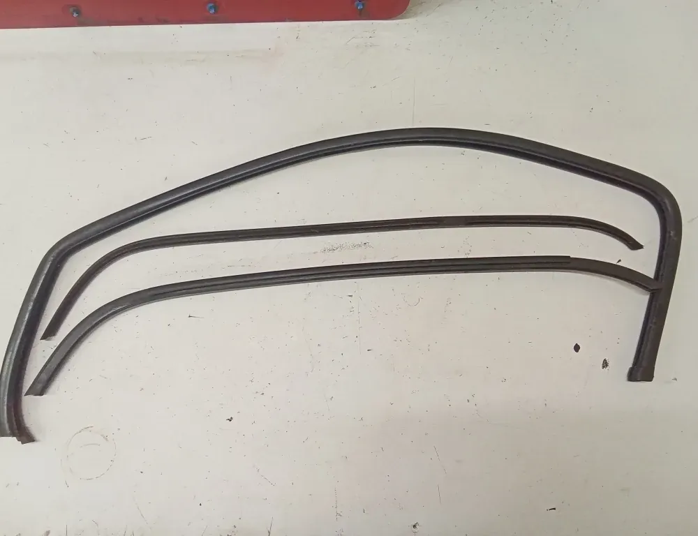 OPEL Vivaro A (2002-2006) Front Right Door Window Molding 8010000Q0E 33504605