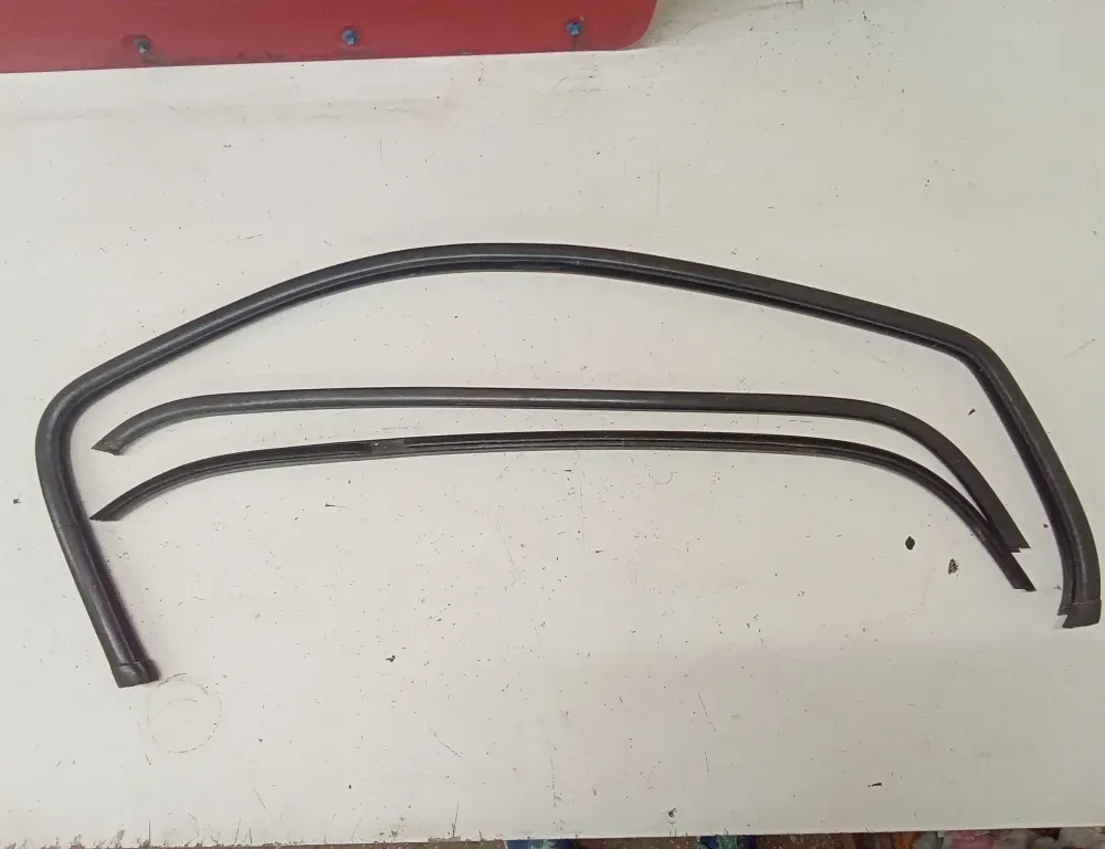 OPEL Vivaro A (2002-2006) Front Right Door Window Molding 8010000Q0E 33504605