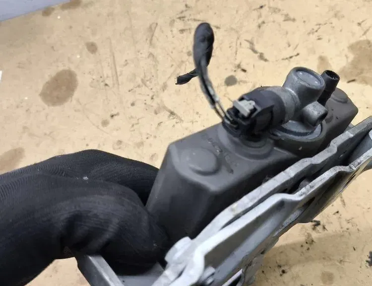 BMW 5 Series F10/F11 (2009-2017) Priekšējā labā dzinēja pārsega eņģe 19033900046,7191050 33116655