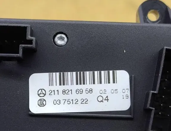 MERCEDES-BENZ CLS-Class C219 (2004-2010) Parkošanās palīdzības slēdzis 2118216958 33127211