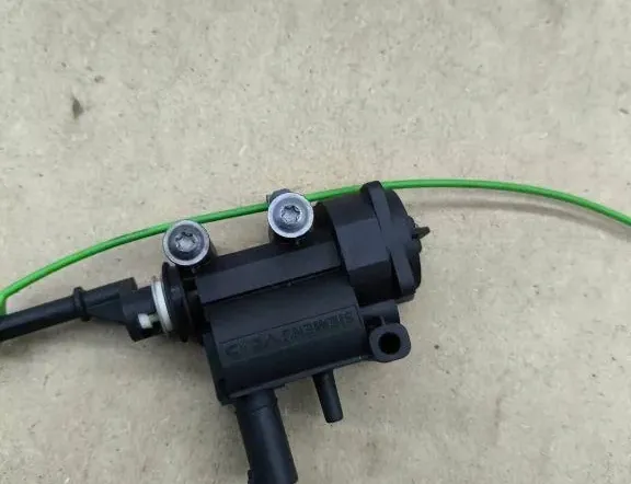 BMW 3 Series E90/E91/E92/E93 (2004-2013) Degvielas tvertnes vāciņa bloķēšana 6985880,20100413 33133576