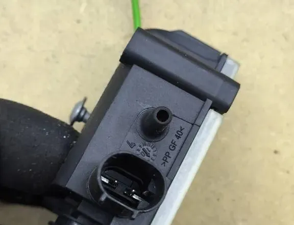 BMW 3 Series E90/E91/E92/E93 (2004-2013) Degvielas tvertnes vāciņa bloķēšana 6985880,20100413 33133576