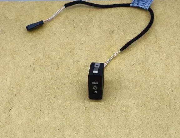 BMW 3 Series E90/E91/E92/E93 (2004-2013) Mūzikas atskaņotāja papildu savienotāji (AUX / USB) 6930561 33157477