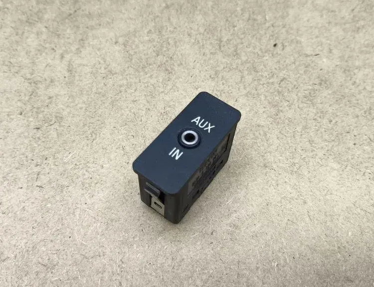 BMW 1 Series E81/E82/E87/E88 (2004-2013) Mūzikas atskaņotāja papildu savienotāji (AUX / USB) 6930561 33158156