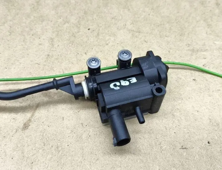 BMW 3 Series E90/E91/E92/E93 (2004-2013) Degvielas tvertnes vāciņa bloķēšana 6985880 33158650