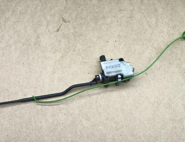 BMW 3 Series E90/E91/E92/E93 (2004-2013) Degvielas tvertnes vāciņa bloķēšana 6985880 33158650