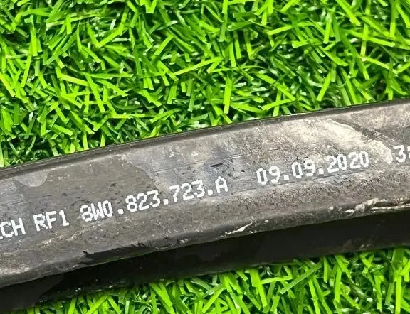 AUDI RS 4 B7 (2005-2008) Резина моторного отсека 8W0823723A 33741450