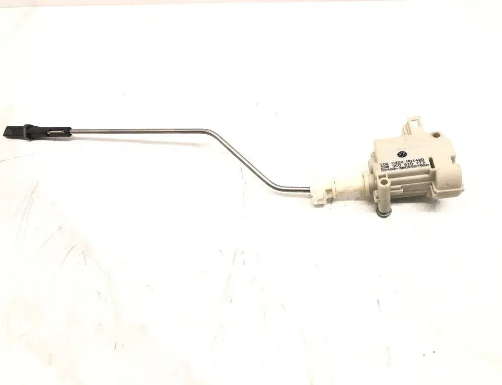 VOLKSWAGEN Passat B7 (2010-2015) Degvielas tvertnes vāciņa bloķēšana 3C0810773,3B0959782A 32213528