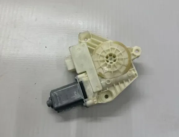 MERCEDES-BENZ C-Class W205/S205/C205 (2014-2023) Priekšējo kreiso durvju logu pacēlāja motorīts A66086111 33145651