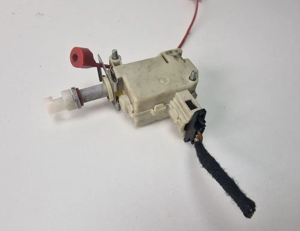 AUDI A8 D3/4E (2002-2010) Fuel Tank Cover Lock 4E0862150 31242647