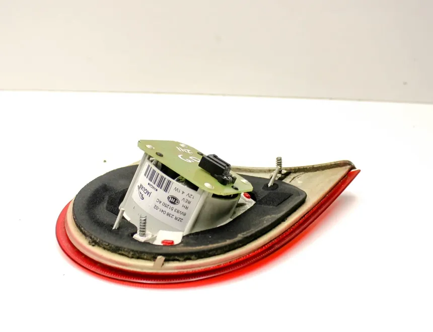 JAGUAR XK X150 (2005-2014) Aizmugurējais labais lukturis bagāžniekā 6W8351250AC 33350629