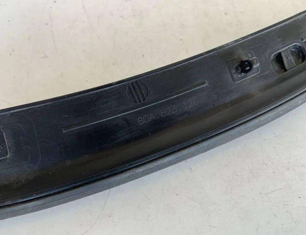 AUDI Q5 8R (2008-2017) Резина моторного отсека 80A823126 33827408