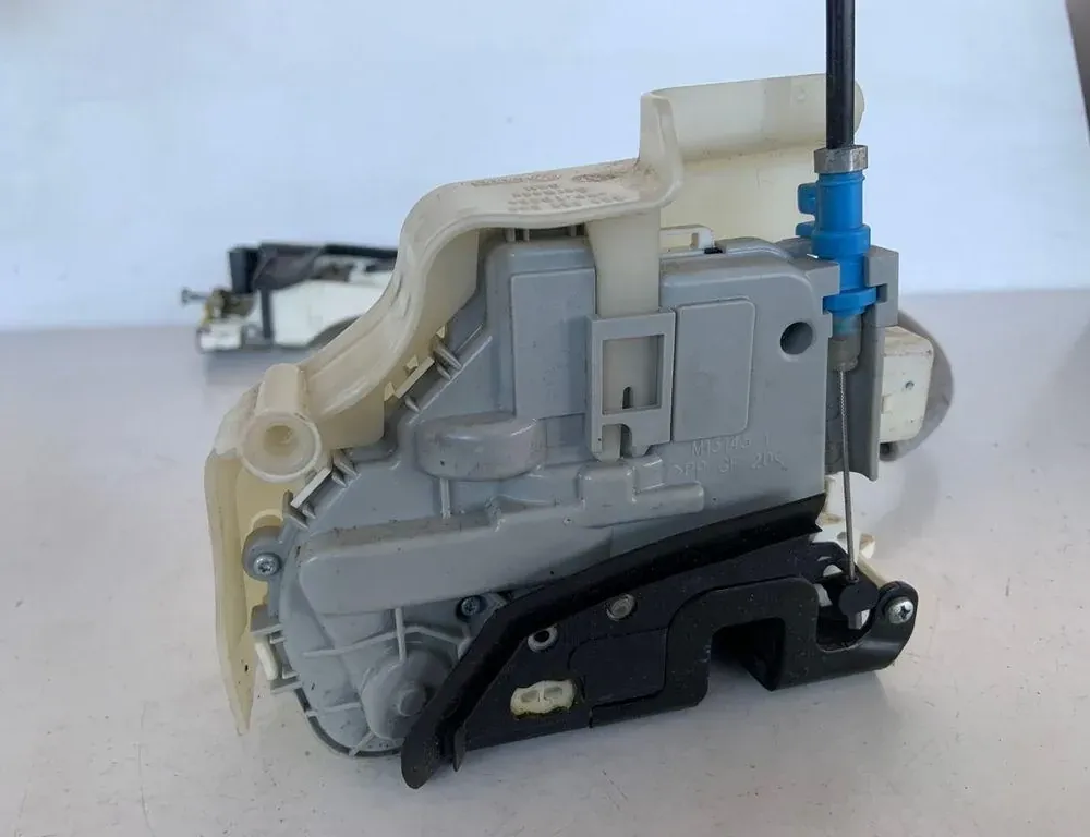 AUDI TT 8S (2014-2024) Priekšējo kreiso durvju slēdzene 8S0837885,8X1837015B 33827418