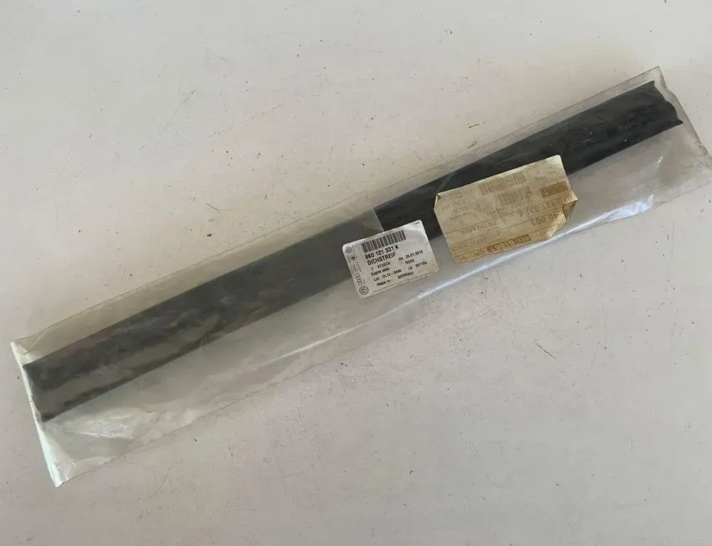 AUDI 100 4A/C4 (1990-1994) Резина моторного отсека 8K0121331K 33827512