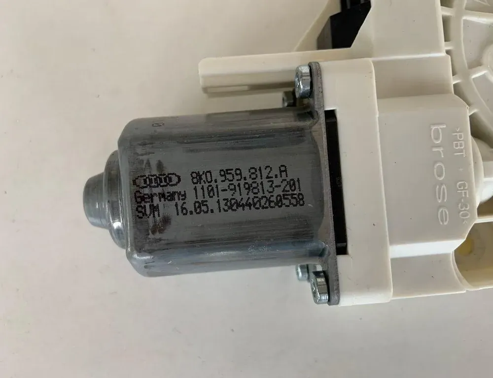 AUDI A6 C6/4F (2004-2011) Aizmugurējo labo durvju loga vadības motorīts 8K0959812A 33907486