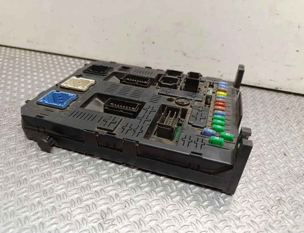 PEUGEOT Partner 2 generation (2008-2023) Fuse box 281197595 33257693