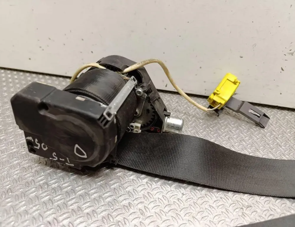 VOLKSWAGEN Transporter T5 (2003-2015) Front Right Seatbelt 33014052 33258391