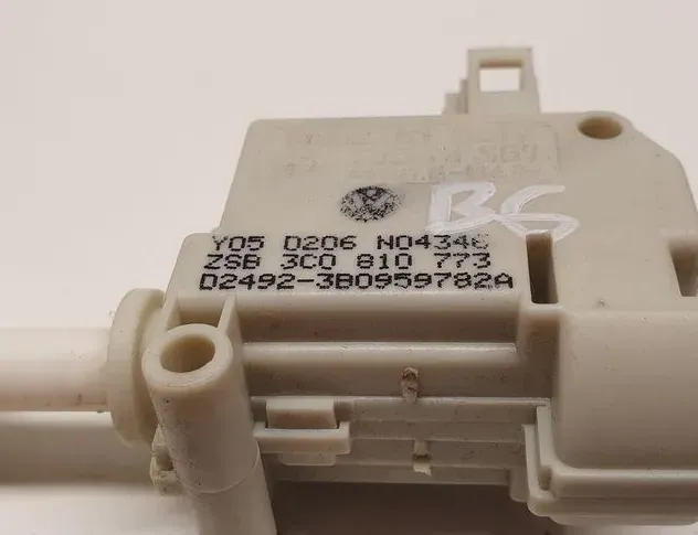 VOLKSWAGEN Passat B7 (2010-2015) Degvielas tvertnes vāciņa bloķēšana 3C0810773,3B0959782A 33973168