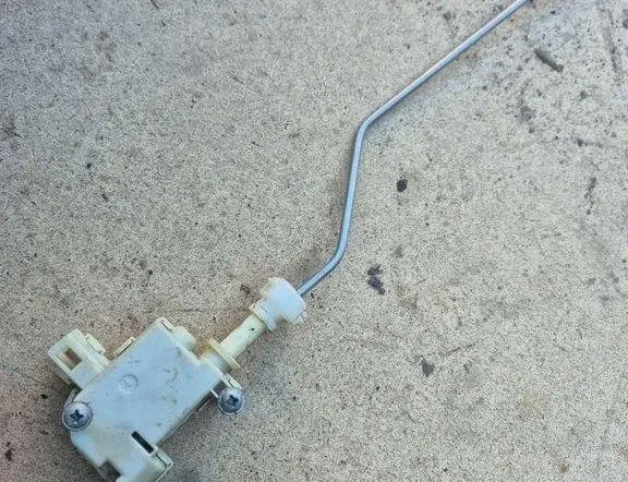 VOLKSWAGEN Passat B7 (2010-2015) Degvielas tvertnes vāciņa bloķēšana 3C0810773 31512835