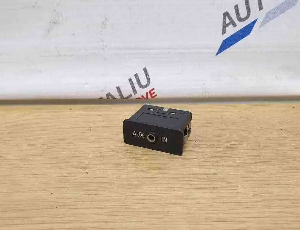 BMW X1 E84 (2009-2015) Mūzikas atskaņotāja papildu savienotāji (AUX / USB) 61316986791,6986791 32615670