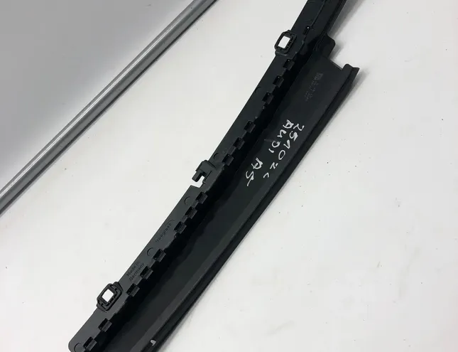 AUDI Priekšējo kreiso durvju vertikālā apdare 8b3837901 33601308