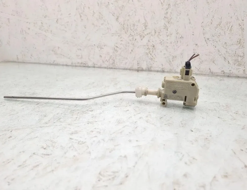 VOLKSWAGEN Passat B6 (2005-2010) Degvielas tvertnes vāciņa bloķēšana 3C0810773 31437183