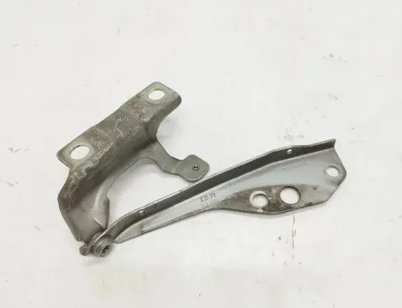 VOLVO V50 1 generation (2003-2012) Priekšējā labā dzinēja pārsega eņģe 30753598 31902908