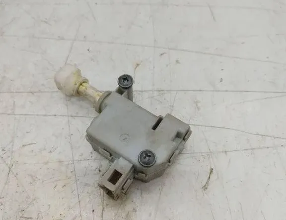 VOLKSWAGEN Passat B6 (2005-2010) Degvielas tvertnes vāciņa bloķēšana 3c0810773 31906528