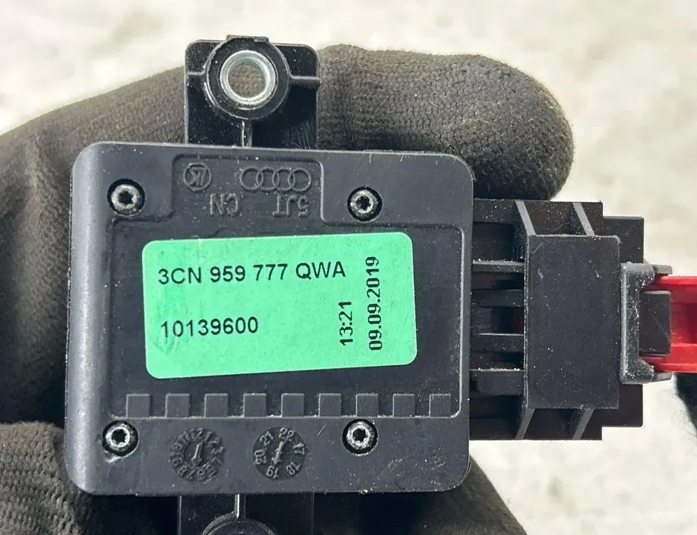 VOLKSWAGEN Tiguan 2 generation (2016-2024) Citas salona daļas 3CN959777 33528414