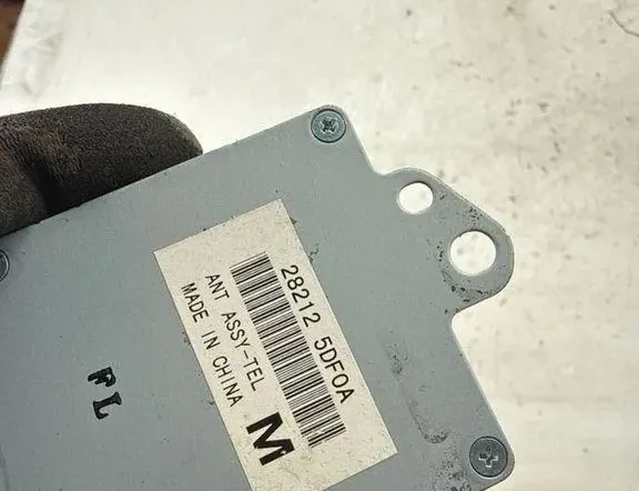 INFINITI Q30 1 generation (2016-2020) Antenas pastiprinātājs 282125DF0A 33608693