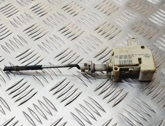 VOLKSWAGEN Passat B5 (1996-2005) Degvielas tvertnes vāciņa bloķēšana 3B0810773A 31092818