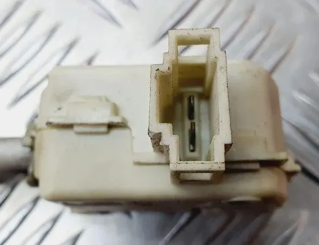 VOLKSWAGEN Passat B5 (1996-2005) Degvielas tvertnes vāciņa bloķēšana 3B0810773A 31092818