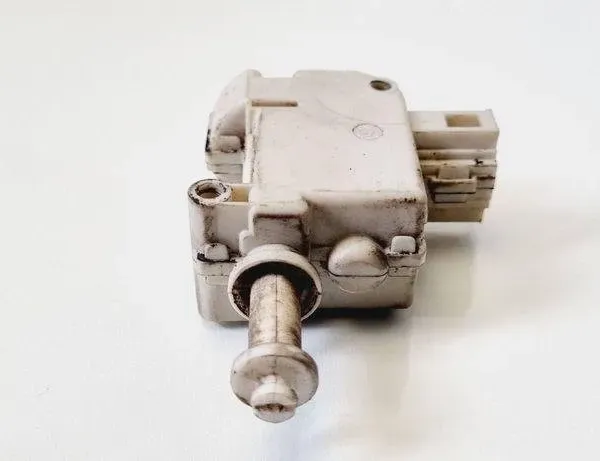 VOLKSWAGEN Passat B7 (2010-2015) Degvielas tvertnes vāciņa bloķēšana 3C0810773,3C0810773A 31097666