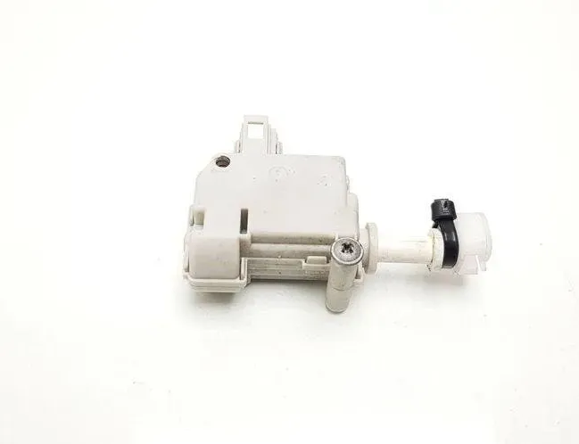 VOLKSWAGEN Passat B7 (2010-2015) Degvielas tvertnes vāciņa bloķēšana 3C0810773 31110901