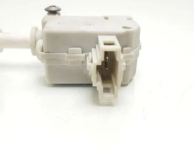 VOLKSWAGEN Passat B7 (2010-2015) Degvielas tvertnes vāciņa bloķēšana 3C0810773 31110901