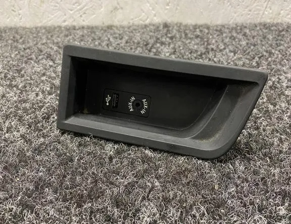 BMW 4 Series F32/F33/F36 (2013-2020) Mūzikas atskaņotāja papildu savienotāji (AUX / USB) 9229246,9207358 34079588