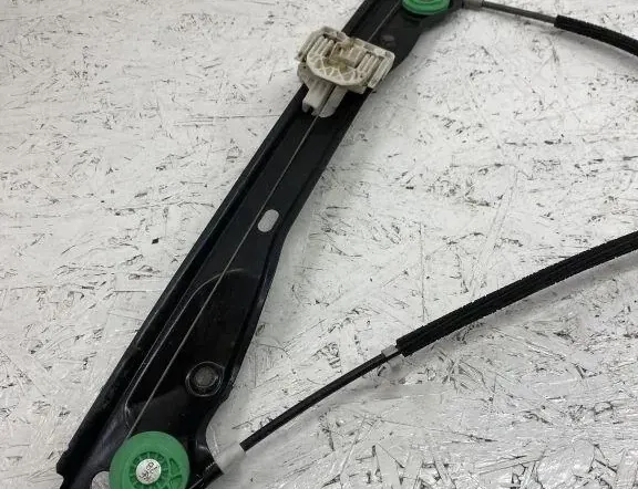 BMW 1 Series E81/E82/E87/E88 (2004-2013) Priekšējo kreiso durvju logu pacēlājs 33468653