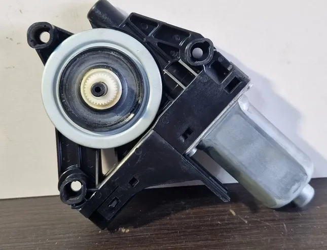 VOLVO V60 1 generation (2010-2020) Маторчик стеклоподъемника передней левой двери 06626810,966268102 28582622